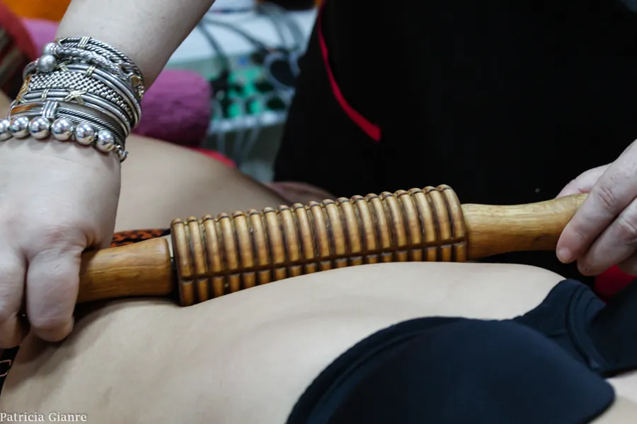Masaje corporal con rodillo de madera